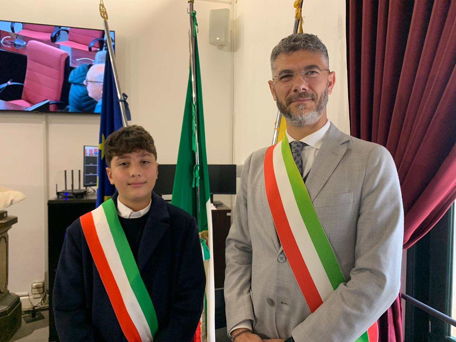 Cefalù ha il suo nuovo minisindaco: è Daniele Di Noto, raccoglie la fascia tricolore dall’uscente Gaia Aglieri Rinella
