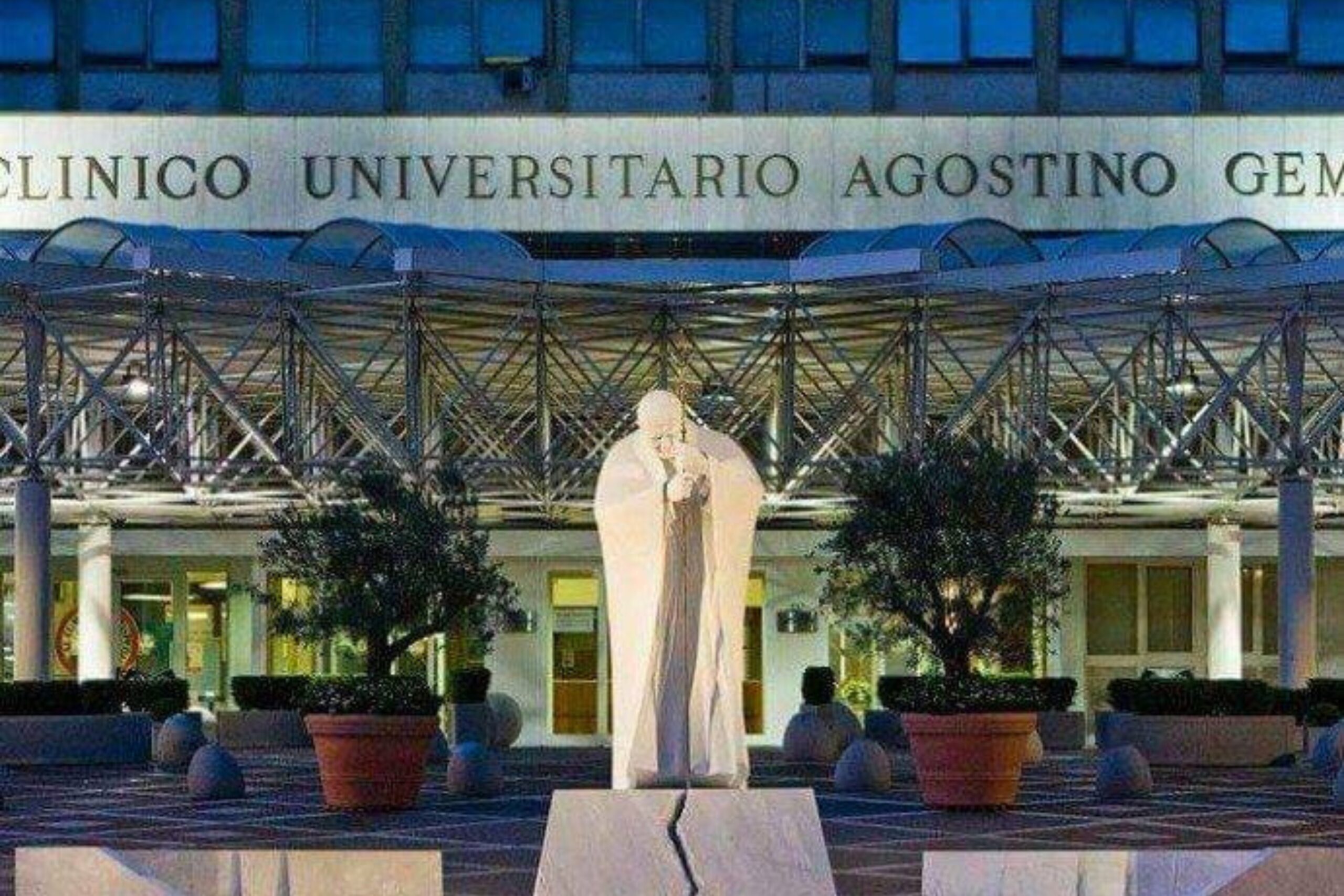 Papa Francesco non è fuori pericolo: il ricovero durerà almeno fino alla prossima settimana
