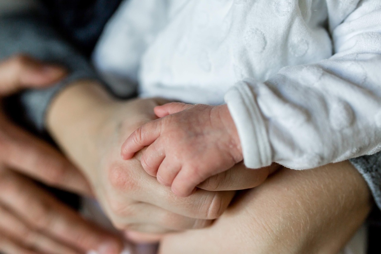 Torna “genitore” sulla carta d’identità: dove sono finiti mamma e papà?